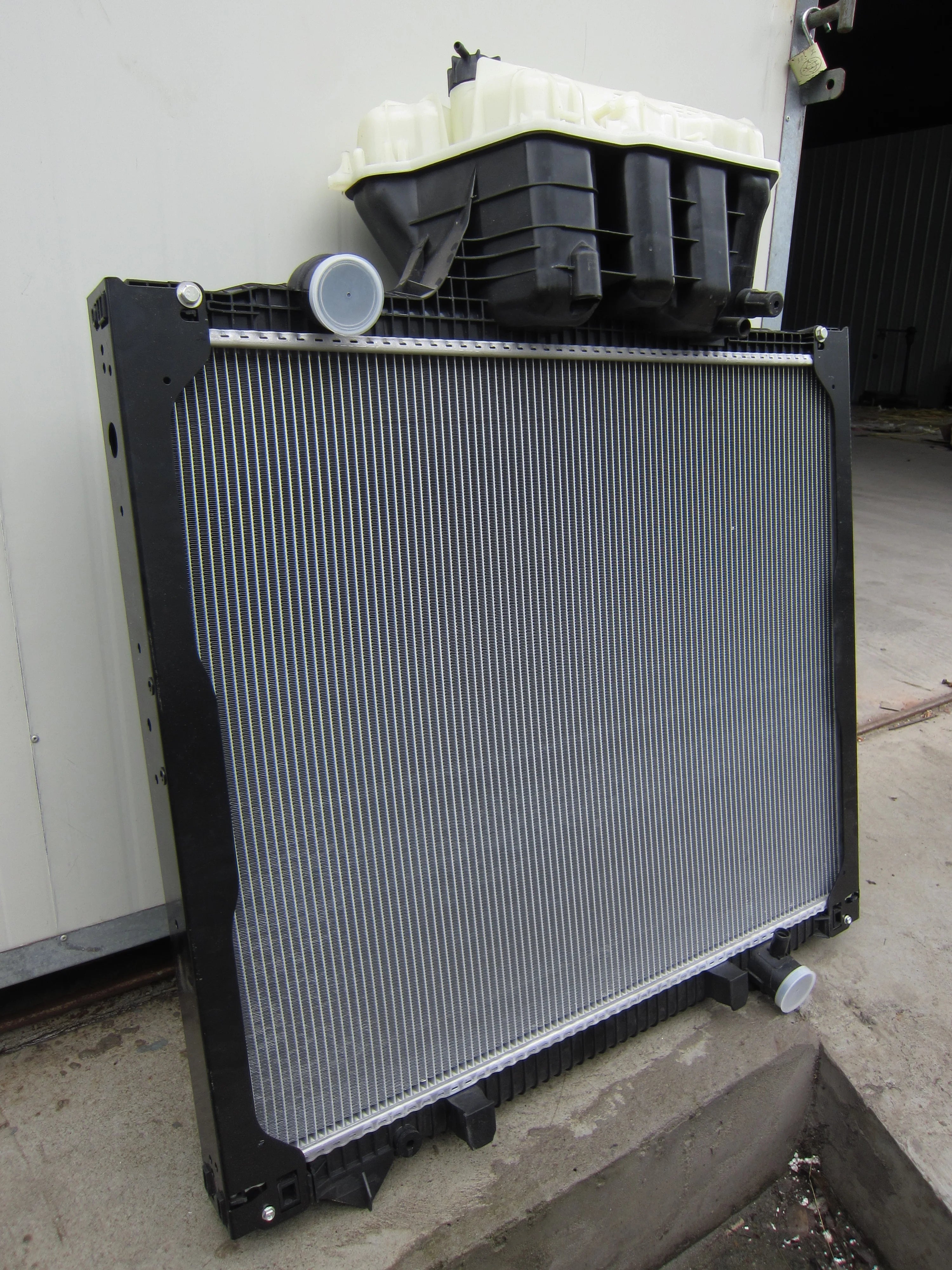 Radiator 81061016482 81061016511 for MAN TGA Trucks 2000–15